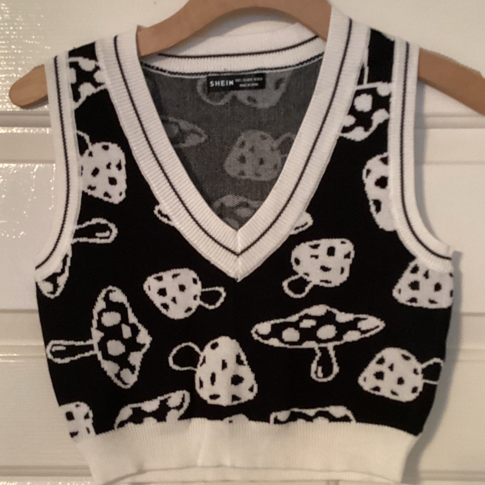 SHEIN Mushroom Sweater Vest -cropped black and white